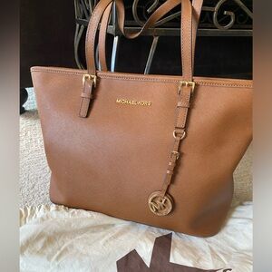 Michael Kors Jet Set Medium Carryall Leather Shoulder Tote -Luggage Brown/Gold